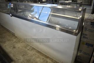Master-Bilt DD-88 Metal Commercial Ice Cream Dipping Cabinet. 115/208-230 Volts, 1 Phase. Tested and Powers On But Does Not Get Cold