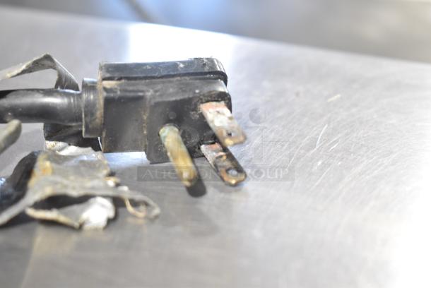 Master-Bilt DD-88 Metal Commercial Ice Cream Dipping Cabinet. 115/208-230 Volts, 1 Phase. Tested and Powers On But Does Not Get Cold - Image 8 of 8