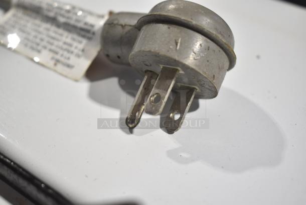 Frigidaire FFGF3015LWF Metal Natural Gas Powered 4 Burner Range w/ Oven. - Image 10 of 10