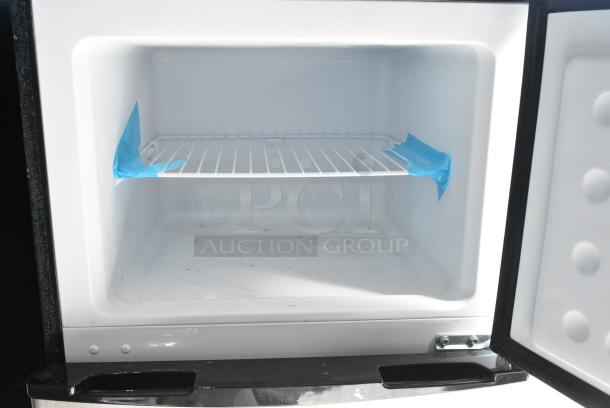 BRAND NEW SCRATCH AND DENT! Thomson TFR725 Refrigerator with Freezer and Rounded Chrome Corners. 115 Volts, 1 Phase. Tested and Working! - Image 3 of 7