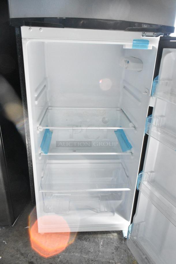 BRAND NEW SCRATCH AND DENT! Thomson TFR725 Refrigerator with Freezer and Rounded Chrome Corners. 115 Volts, 1 Phase. Tested and Working! - Image 4 of 7