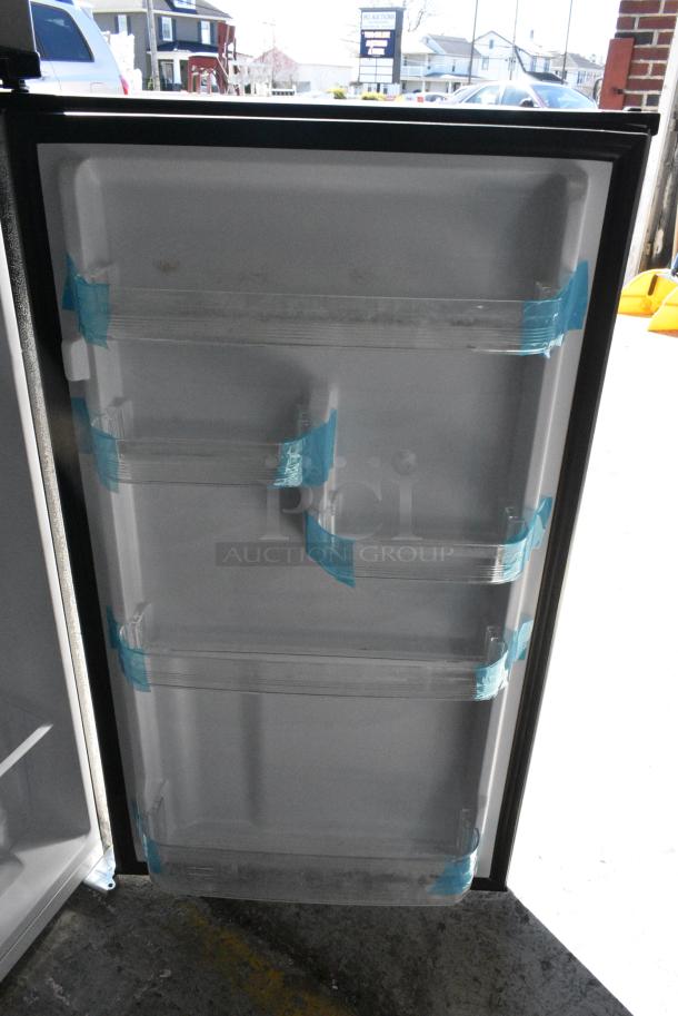 BRAND NEW SCRATCH AND DENT! Thomson TFR725 Refrigerator with Freezer and Rounded Chrome Corners. 115 Volts, 1 Phase. Tested and Working! - Image 5 of 7