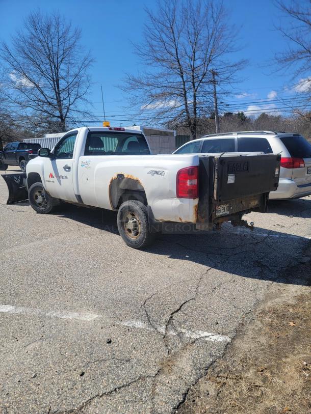 2008 CHEVY 2500! W/FISHER V-PLOW & LIFTGATE UNDER 67K MILES! .............See videos below - Image 3 of 10