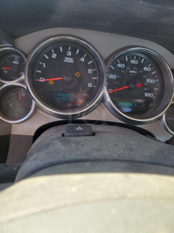 2008 CHEVY 2500! W/FISHER V-PLOW & LIFTGATE UNDER 67K MILES! .............See videos below - Image 5 of 10