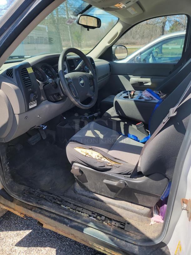 2008 CHEVY 2500! W/FISHER V-PLOW & LIFTGATE UNDER 67K MILES! .............See videos below - Image 6 of 10