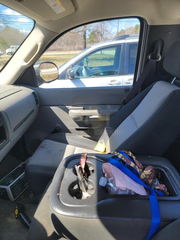 2008 CHEVY 2500! W/FISHER V-PLOW & LIFTGATE UNDER 67K MILES! .............See videos below - Image 7 of 10