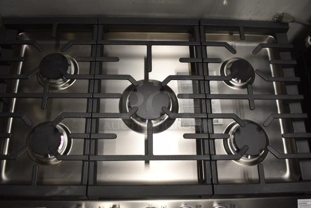 BRAND NEW SCRATCH AND DENT! 2024 LG CBGJ3023S/00 Stainless Steel Drop In Gas Powered 5 Burner Range. - Image 4 of 9
