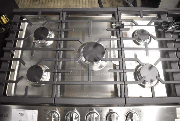 BRAND NEW SCRATCH AND DENT! 2024 LG CBGJ3023S/00 Stainless Steel Drop In Gas Powered 5 Burner Range. - Image 4 of 10