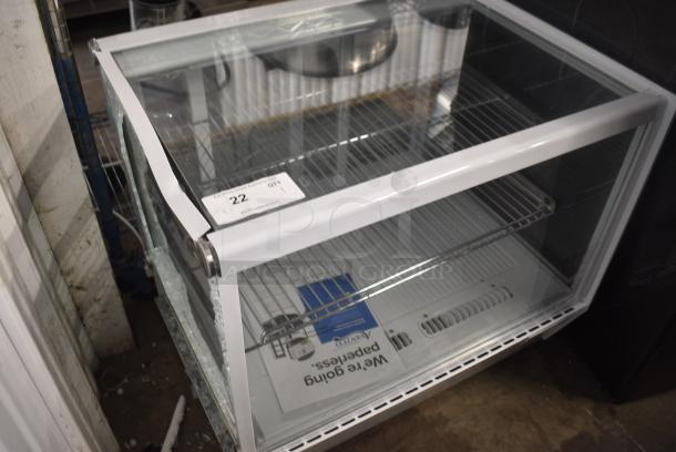 BRAND NEW SCRATCH AND DENT! Avantco 360BCS28HCW BCS-28-HC 27 5/8" White Refrigerated Square Countertop Bakery Display Case with LED Lighting. 110-120 Volts, 1 Phase. Tested and Working! - Image 2 of 6