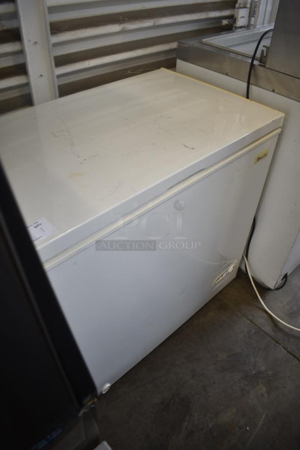 Magic Chef HMCF7W1 Metal Chest Freezer. 115 Volts, 1 Phase. Tested and Working! - Image 2 of 7