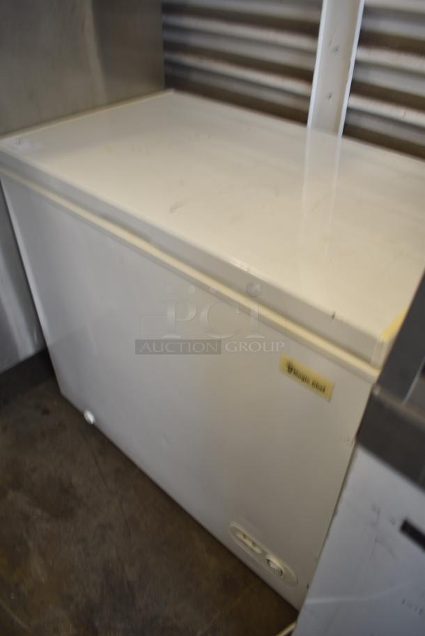 Magic Chef HMCF7W1 Metal Chest Freezer. 115 Volts, 1 Phase. Tested and Working! - Image 3 of 7