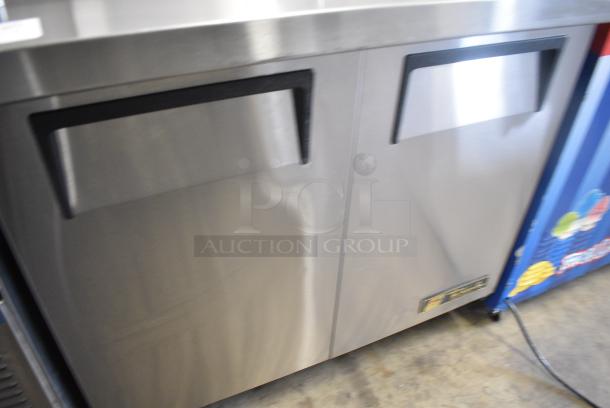 True TSSU-36-12M-B Stainless Steel Commercial Sandwich Salad Prep Table Bain Marie Mega Top on Commercial Casters. 115 Volts, 1 Phase. Tested and Powers On But Does Not Get Cold - Image 4 of 11