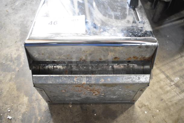 Metal Wall Mount Paper Towel Dispenser. - Image 3 of 5