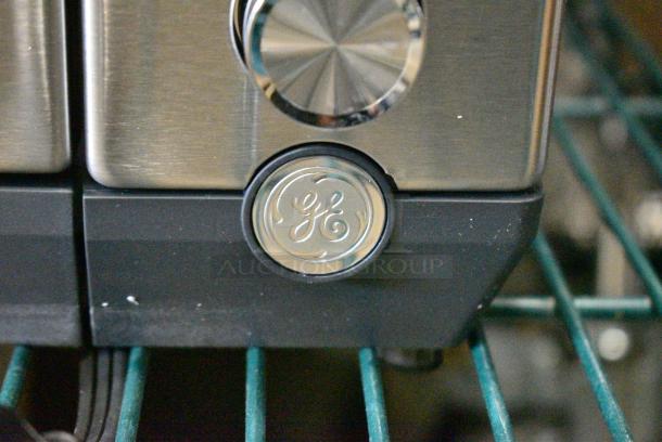 BRAND NEW SCRATCH AND DENT! General Electric GE   G9OCAASSP1SS Electric Powered Countertop Toaster Oven. 120 Volts, 1 Phase. Tested and Working! - Image 3 of 8