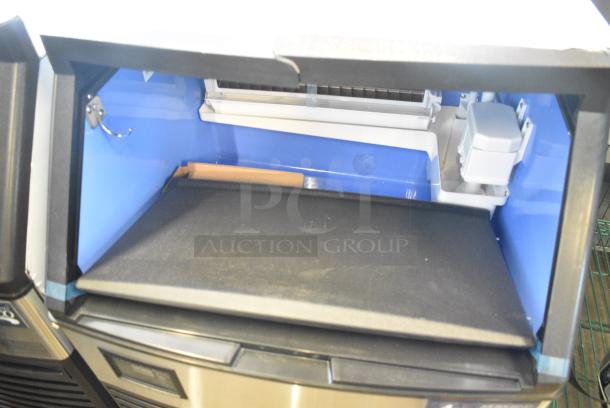 BRAND NEW SCRATCH AND DENT! 2024 Avantco 194UCF280A Stainless Steel Commercial 26" Air Cooled Undercounter Full Cube Ice Machine - 299 lb. 115 Volts, 1 Phase. - Image 5 of 8