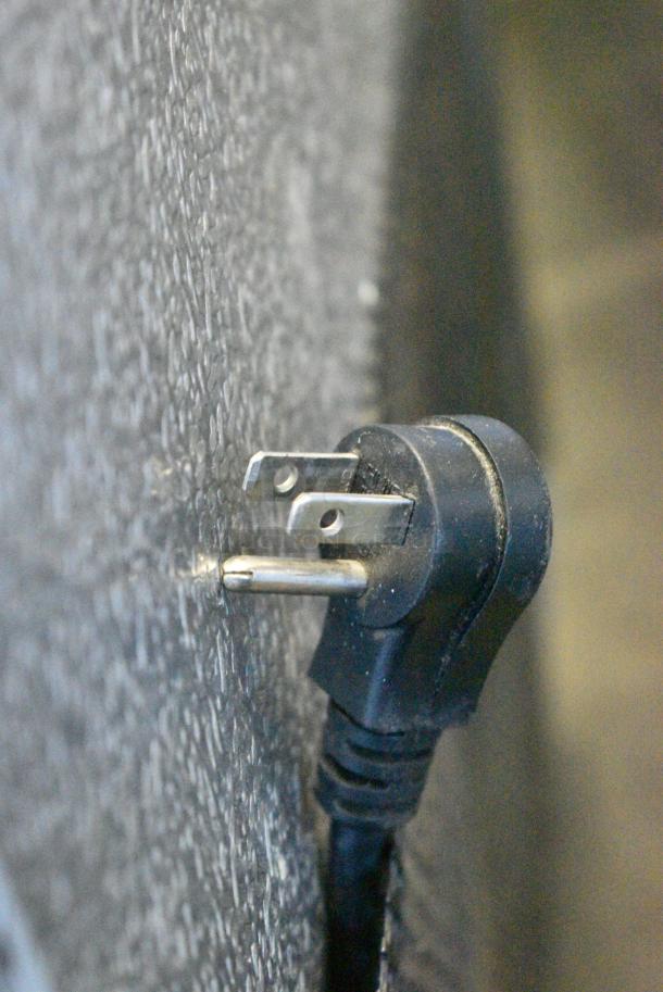 Avantco 178A19RHC Stainless Steel Commercial Single Door Reach In Cooler on Commercial Casters. 115 Volts, 1 Phase. Tested and Working! - Image 5 of 7