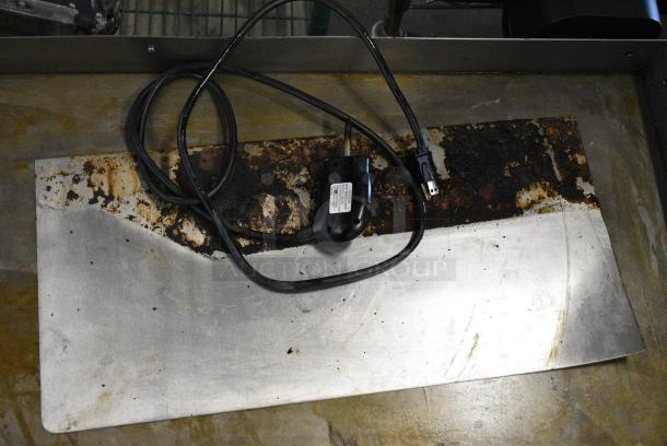 Avantco Stainless Steel Commercial Countertop Electric Powered Flat Top Griddle. - Image 3 of 11