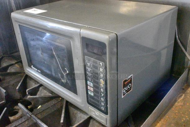Amana LD10 Metal Countertop Microwave Oven. 120 Volts, 1 Phase. - Image 3 of 8