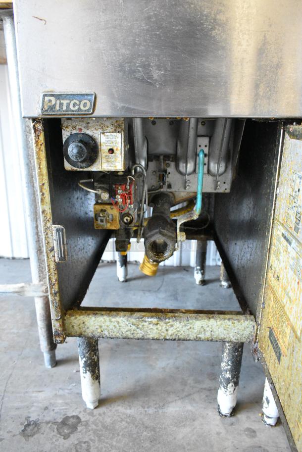 Pitco Frialator SG14 Stainless Steel Commercial Floor Style Natural Gas Powered Deep Fat Fryer w/ Side Splash Guard and 2 Metal Fry Baskets. 110,000 BTU. - Image 5 of 6