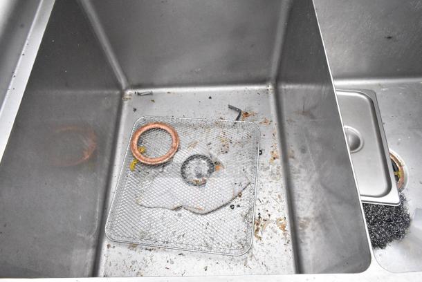 Stainless Steel 3 Bay Sink w/ Faucet, Handles and Spray Nozzle Attachment. - Image 5 of 8