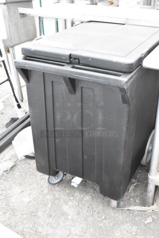 BRAND NEW SCRATCH AND DENT! Carlisle Black Poly Portable Ice Bin on Casters.