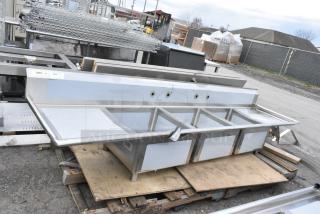BRAND NEW SCRATCH AND DENT! Regency 600S32323224 Stainless Steel 3 Bay Sink w/ Dual Drain Boards. No Legs.