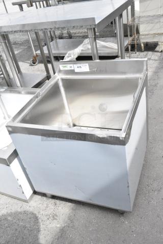 BRAND NEW SCRATCH AND DENT! Regency 600BB2424 24" x 24" Stainless Steel Beer Box with 3" Backsplash - 20 3/4" x 21 3/4" x 18" Bowl