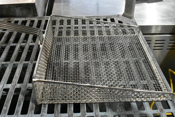 2 BRAND NEW SCRATCH AND DENT! Metal Fry Baskets. 2 Times Your Bid! - Image 3 of 3