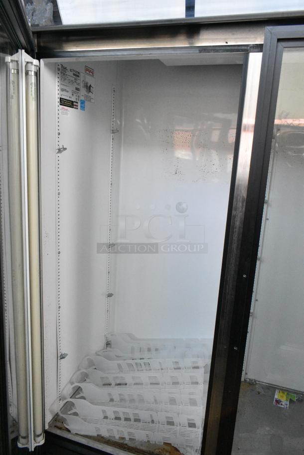 True GDM-49 Metal Commercial 2 Door Reach In Cooler Merchandiser. 115 Volts, 1 Phase. Tested and Working! - Image 4 of 6