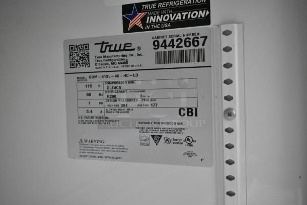 2018 True GDM-41SL-48-HC-LD Metal Commercial 2 Door Reach In Cooler Merchandiser w/ Poly Coated Racks. 115 Volts, 1 Phase. Tested and Powers On But Does Not Get Cold - Image 6 of 6