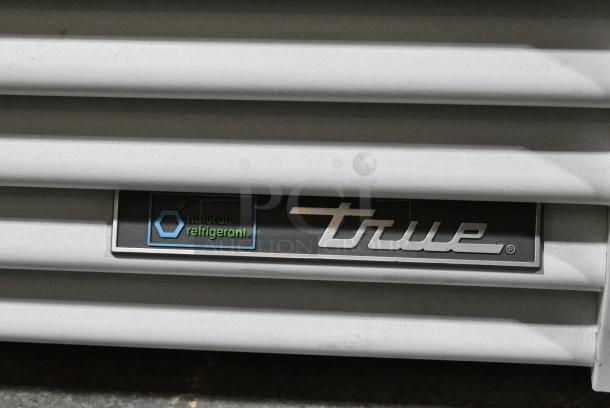2021 True TSCI-600R-G-PH Metal Commercial Single Door Reach In Cooler Merchandiser w/ Poly Coated Racks. 115 Volts, 1 Phase. Tested and Powers On But Does Not Get Cold - Image 3 of 5