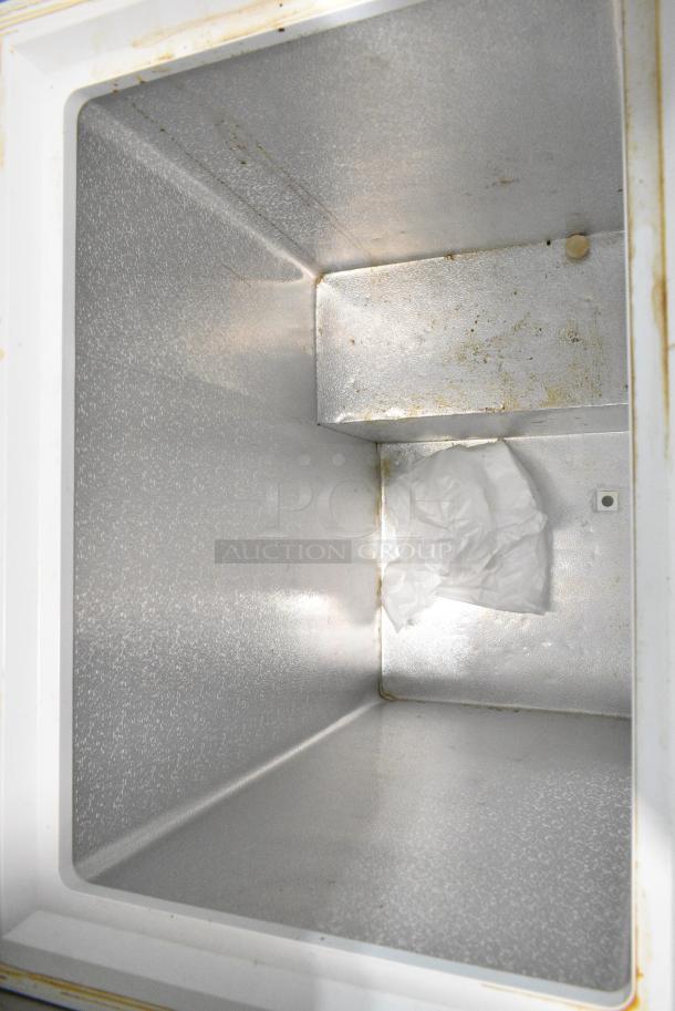 Haier HCM050EC Metal Chest Freezer w/ Hinge Lid on Commercial Casters. 115 Volts, 1 Phase. Tested and Working! - Image 5 of 7