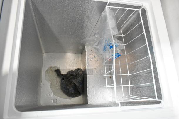 Hisense WFC050M6XWD Metal Chest Freezer w/ Hinge Lid. 115 Volts, 1 Phase. Tested and Working! - Image 4 of 7