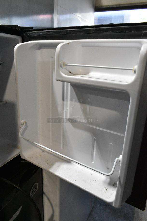 Haier QHE02GGMBBB Mini Cooler. 115 Volts, 1 Phase. Cannot Test - Unit Trips Breaker - Image 4 of 5