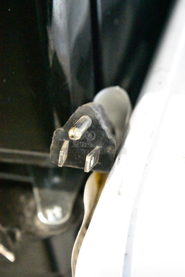 Hotpoint HHM5SRCWW Metal Chest Freezer w/ Hinge Lid. 115 Volts, 1 Phase. Tested and Powers On But Does Not Get Cold - Image 3 of 5