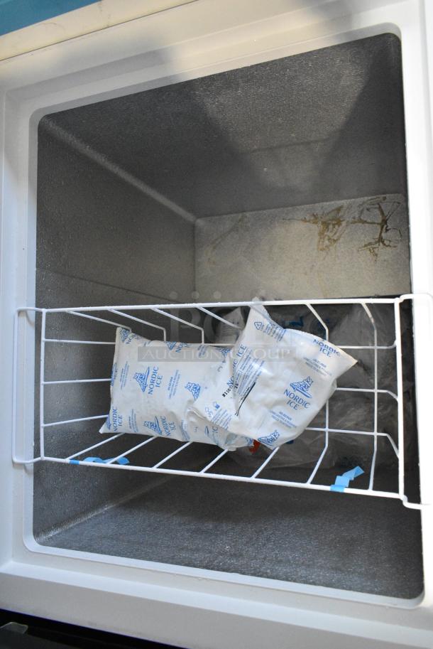 Hotpoint HHM5SRCWW Metal Chest Freezer w/ Hinge Lid. 115 Volts, 1 Phase. Tested and Powers On But Does Not Get Cold - Image 4 of 5