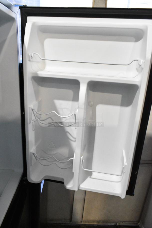 Galanz GLR25MBKE02 Mini Cooler. 115 Volts, 1 Phase. Tested and Working! - Image 4 of 7