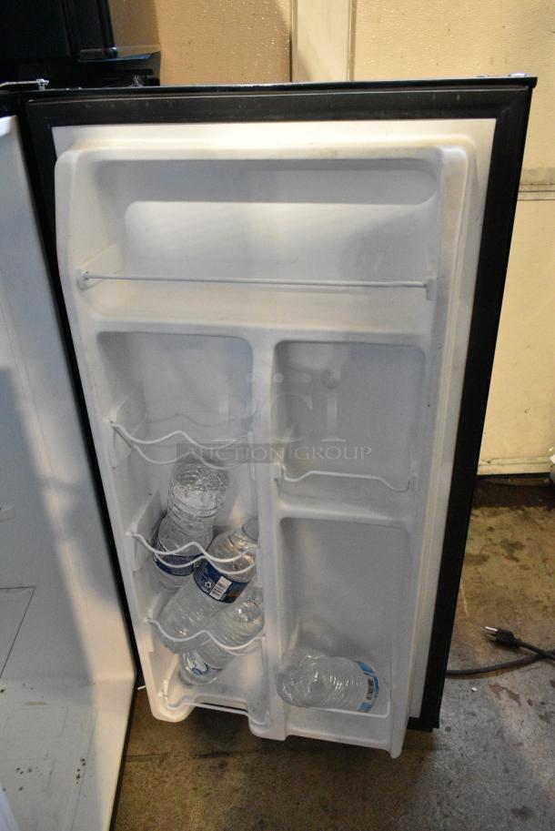 Galanz GLR33MBKE23 Mini Cooler. 115 Volts, 1 Phase. Tested and Working! - Image 4 of 5