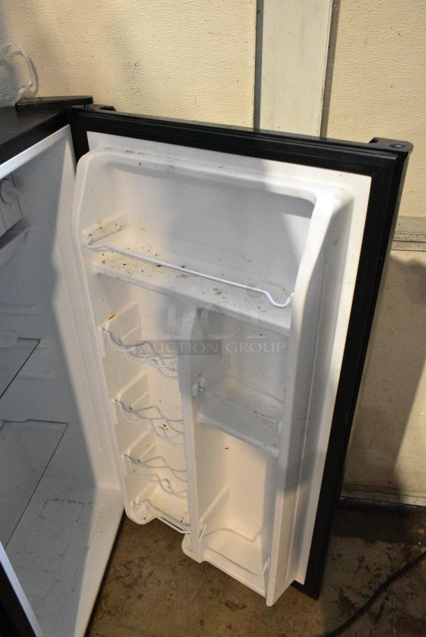 Galanz GLR33MBKE23 Mini Cooler. 115 Volts, 1 Phase. Tested and Working! - Image 4 of 6