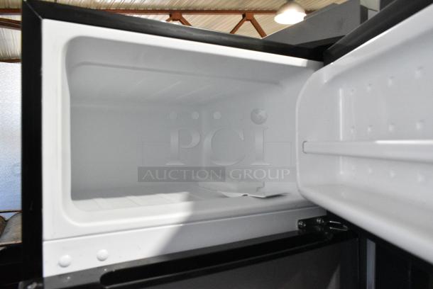 Arctic King Mini Cooler w/ Freezer. 115 Volts, 1 Phase. Tested and Powers On But Does Not Get Cold - Image 3 of 7