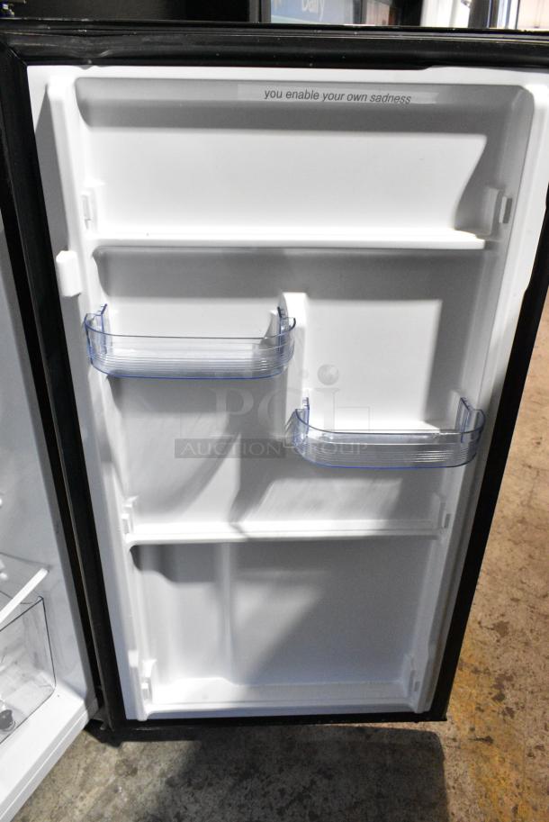 Thomson TFR725 Metal Cooler w/ Freezer. 120 Volts, 1 Phase. Tested and Working! - Image 5 of 8