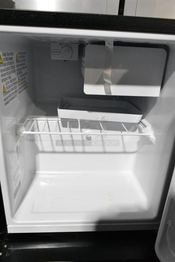 2020 Hisense RR17D6ABE Mini Cooler. 115 Volts, 1 Phase. Tested and Working! - Image 3 of 7