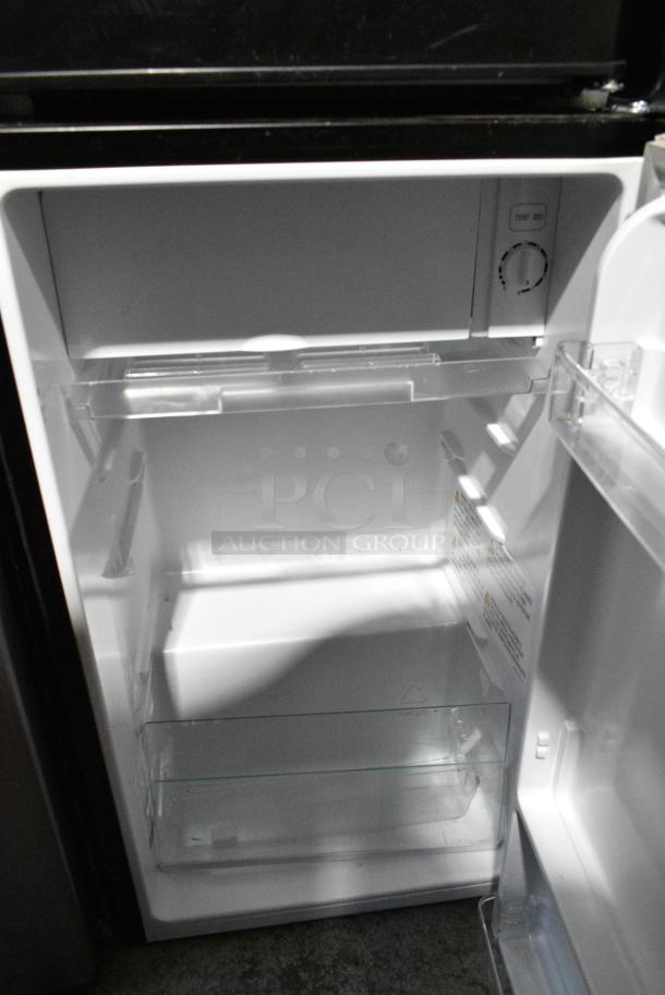 2020 Hisense RR33D6ABE Mini Cooler. 115 Volts, 1 Phase. Tested and Working! - Image 3 of 7