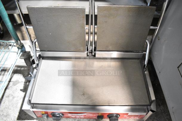 BRAND NEW SCRATCH AND DENT! 2024 Avantco 177PG400ST Commercial Dual Panini Sandwich Grill with Timer, Smooth Plates, and 19 5/8" x 9 1/8" Cooking Surface. 120 Volts, 1 Phase. Tested and Working! - Image 8 of 11