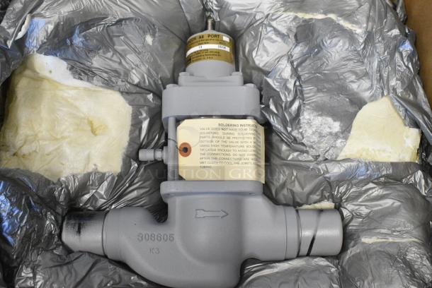 BRAND NEW SCRATCH AND DENT! Parker Flo-Con Pressure Regulator - Image 1 of 4