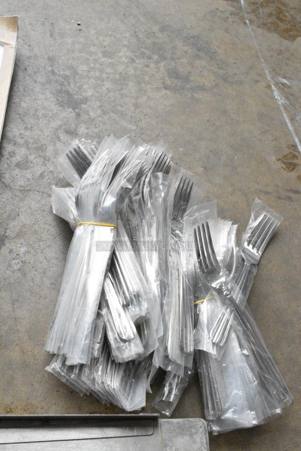 BRAND NEW SCRATCH AND DENT! Lot of 12 Items Including 4 Commercial Casters, Forks, Merco Panel, KL26-5012 Glass Filler - Image 4 of 7