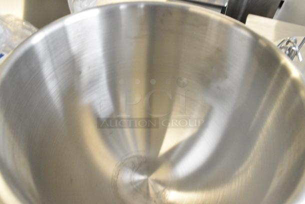 BRAND NEW SCRATCH AND DENT! Stainless Steel Mixing Bowl - Image 4 of 4