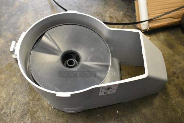 BRAND NEW SCRATCH AND DENT! Robot Coupe R 2 Dice Ultra Combination Food Processor with 3 Qt. / 3 Liter Stainless Steel Bowl, Continuous Feed. 120 Volts, 1 Phase. Tested and Working! - Image 12 of 12
