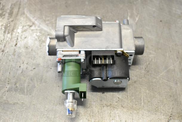 BRAND NEW SCRATCH AND DENT! Honeywell VK4105M5124U CVI Gas Valve - Image 1 of 9