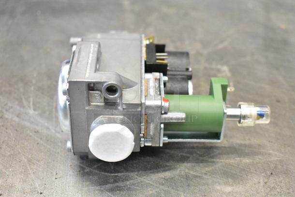 BRAND NEW SCRATCH AND DENT! Honeywell VK4105M5124U CVI Gas Valve - Image 4 of 9